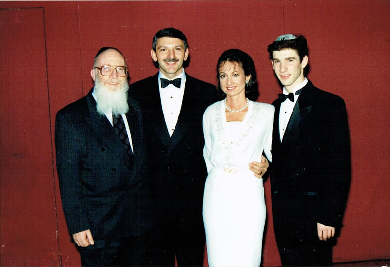 משפחת הורנשטיין עם הרב שלזינגר