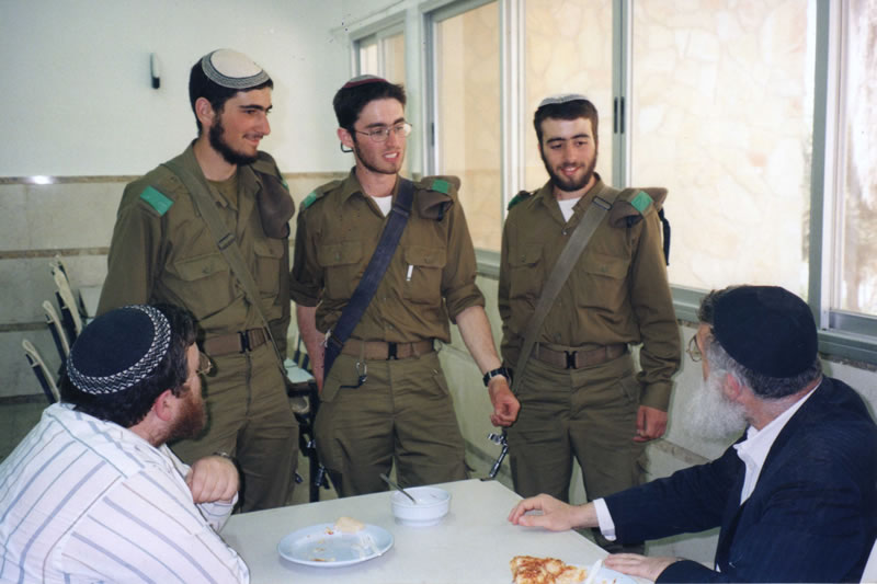 הרב הופמן משגיח - חיילים בביקור בישיבה בחד"א